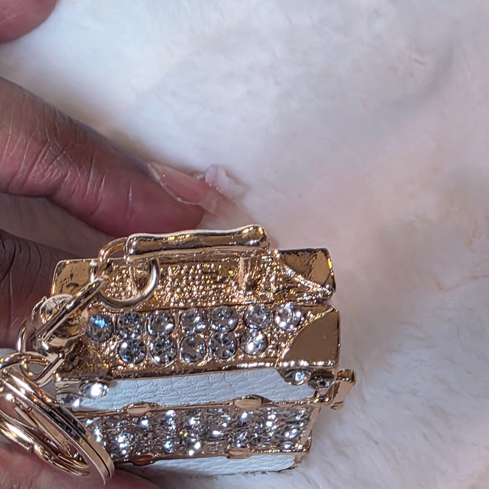 Elegant White and Gold Keychain - Picture 4 of 4